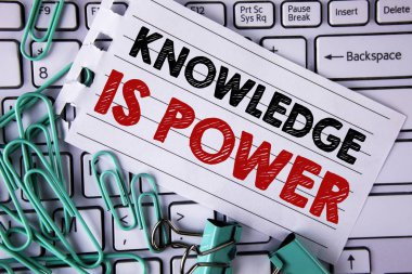 Bilgi güç gösterilen not yazma. Öğrenme vitrine iş fotoğraf-ecek vermek sen diğerleri gözyaşı not defteri kağıtta yazılı avantaj yerleştirilen klavye klipleri ve kağıt toplu iğneler.