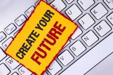 Word metin yazma geleceğin oluşturun. Yapışkan not kağıdına yazılı öğrenme Laptop yerleştirilen planları iş kavramı kariyer hedefleri hedefler geliştirilmesi için ayarla.