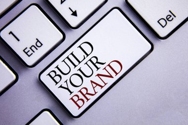 Metin yazma Your marka inşa kelime. İçin iş kavramı Model reklam E beyaz klavye anahtar üzerinde kopya alanı ile yazılı pazarlama kendi logo sloganı oluşturun. Üstten Görünüm.