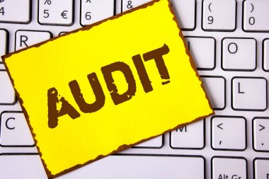 Denetim gösterilen metin işareti. Kavramsal fotoğraf yerel şirket denetçileri her yıl Beyaz klavyede yerleştirilen sarı yapışkan not kağıt üzerinde yazılı mali araştırması gerçekleştirmek. Üstten Görünüm.