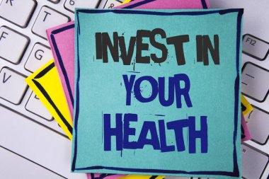 Sağlık yatırım içinde sizin yazma el yazısı metin. Laptop klavye yapışkan not kağıtları üzerinde harcama para içinde kişisel sağlık önleyici yapışkan not kağıdına yazılı sınav anlam kavramı yer.