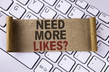 Kavramsal el daha seviyor soru lüzum gösterilen yazma. İş fotoğraf geliştirmek ulaşmak Reklam Pazarlama Seo pazarlama katlanmış karton kağıt parçası üzerinde yazılı geliştirmek vitrine klavyede yerleştirilir.