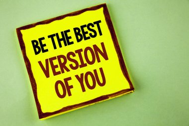 Be en iyi sürümü, You gösterilen not yazma. Olmak ilham almak kendini iyi ve düz arka plan sarı yapışkan not kağıdına yazılı motive vitrine iş fotoğraf.