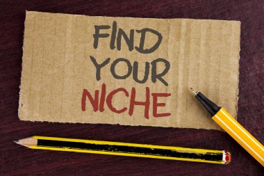 Sizin niş bulmak gösterilen metin işareti. Alan seçimi karar eğitimin karton parçası üzerinde ahşap arka plan üzerinde Led kalem ve kurşun kalem yanındaki yazılı iş için kavramsal fotoğraf arama.