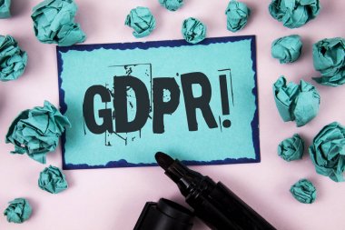 Word metin Gdpr motivasyonel ara yazma. İş kavramı genel veri koruma Yönetmeliği bilgi güvenliği düz pembe arka plan kağıt topları ve Marker yapışkan not kağıdına yazılı için.