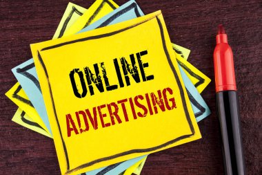 El yazısı metin Online Reklam. Web sitesi reklam kampanyaları ahşap arka plan Marker yanındaki sarı yapışkan not kağıdına yazılı Seo ulaşan pazarlama elektronik anlam kavramı.