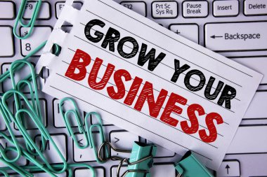Grow Your iş gösterilen not yazma. İş fotoğraf vitrine klavye klipleri ve kağıt pimleri üzerine yerleştirilmiş gözyaşı not defteri kağıt üzerinde yazılı iş Büyüt üstesinden şirket rakip geliştirmek.