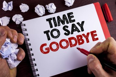 Kavramsal el zaman için Say Goodbye gösterilen yazma. İş fotoğraf metin ayrılık anı bırakarak ayrılık elveda dilek adam tarafından not etmek üstünde ahşap arka plan Marker kağıt topları üzerinde yazılı biten