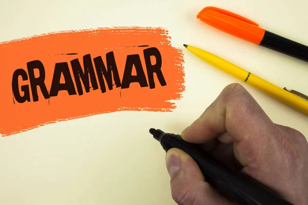 Escribiendo nota que muestra la gramática. Sistema de presentación de fotos de negocios y estructura de un idioma Reglas correctas de escritura escritas por Man holding Marker sobre fondo pintado Plumas junto a él . —  Fotos de Stock