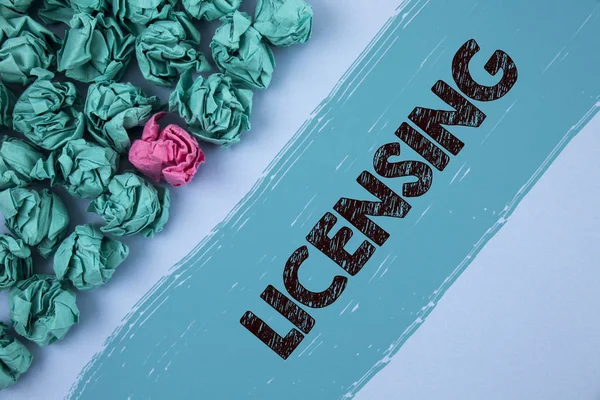 Nota di scrittura che mostra Licensing. Business photo showcase Concedere una licenza Permettere legalmente l'uso di qualcosa Permettere l'attività scritta su sfondo dipinto Sfere di carta stropicciata accanto ad esso . — Foto Stock