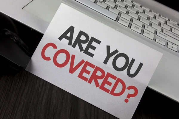 Scrivere una nota che mostri "Are You Covered Question". Business foto vetrina chiedendo su di voi assicurazione salute scritto su bianco appiccicoso nota carta posta su tavolo di legno del computer portatile Mouse — Foto Stock