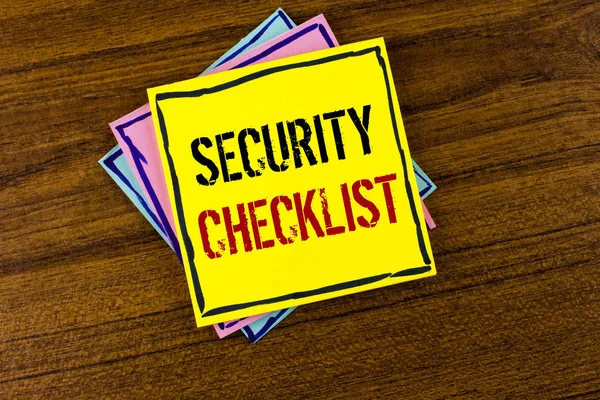 Escribir una nota que muestra la lista de verificación de seguridad. Lista de presentación de fotos de negocios con nombres autorizados para ingresar, permitiendo procedimientos escritos en Yellow Sticky Note Paper sobre el fondo de madera . — Foto de Stock