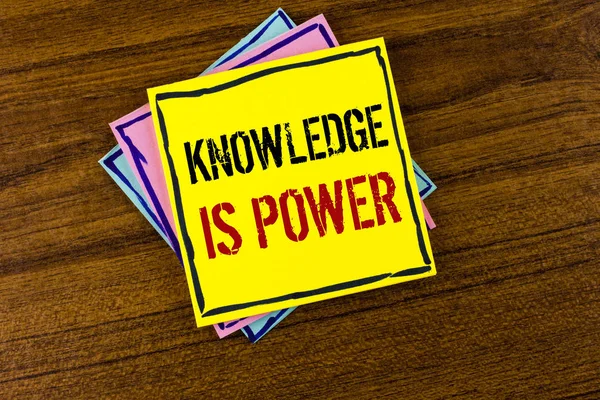 Escribir una nota que muestra que el conocimiento es poder. Foto de negocios mostrando el aprendizaje le dará ventaja sobre otros escritos en amarillo pegajoso papel de la nota en el fondo de madera . — Foto de Stock