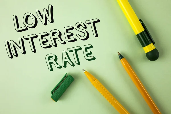Word writing text Low Interest Rate. Business concept for Manage money wisely pay lesser rates save higher written on Plain Green background Pens next to it. — Stock Photo, Image