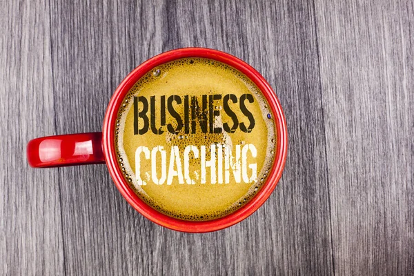 Nota de escritura que muestra Business Coaching. Foto de negocios mostrando consultoría experto en su campo Experimente la mejora escrita en Café en taza roja sobre el fondo de madera gris. Vista superior . —  Fotos de Stock