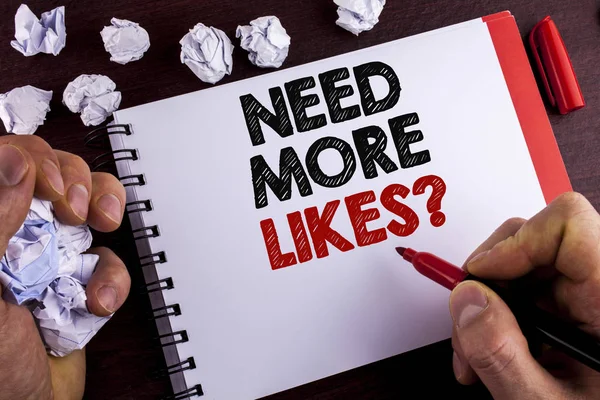 Tulisan tangan konseptual menunjukkan "Need More Likes Question". Teks foto bisnis Peningkatan mencapai Iklan Pemasaran SEO Peningkatan yang ditulis oleh Man on Notepad pada latar belakang kayu Penanda Bola Kertas — Stok Foto