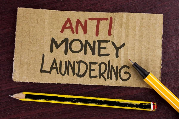 Segno di testo che mostra Anti Monay Laundring. Foto concettuale entrare progetti per allontanarsi soldi sporchi e pulirlo scritto su pezzo di cartone su sfondo di legno Led Pen and Pencil accanto ad esso . — Foto Stock