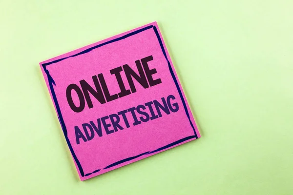 Szöveg jel mutatja az Online reklám. Fogalmi fotó weboldal kampányok hirdetések elektronikus marketing Seo elérte a sima háttérben rózsaszín Sticky Megjegyzés papírra írt. — Stock Fotó