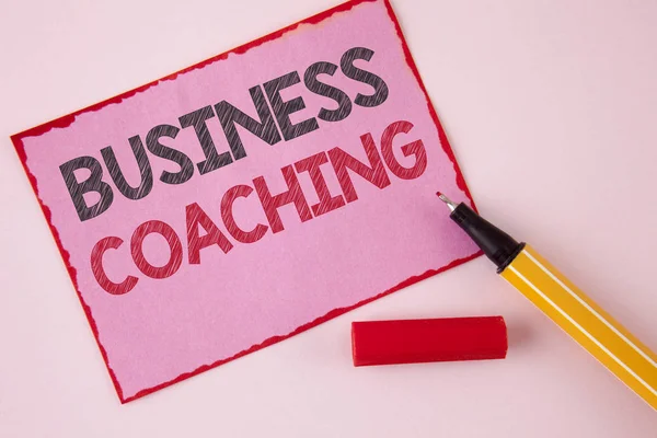 Signo de texto que muestra Business Coaching. Experto en consultoría fotográfica conceptual en su campo Mejora de la experiencia escrita en papel Pink Sticky Note sobre fondo liso Pluma junto a ella . —  Fotos de Stock