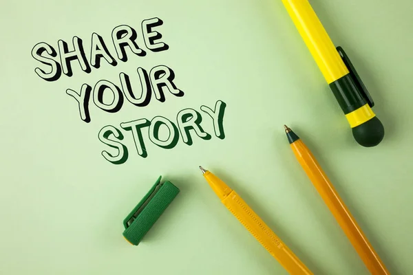 Slovo psaní textu sdílet svůj příběh. Obchodní koncept pro Tell osobní zkušenosti mluvit o sobě vyprávění na obyčejné zelené pozadí pera vedle ní. — Stock fotografie