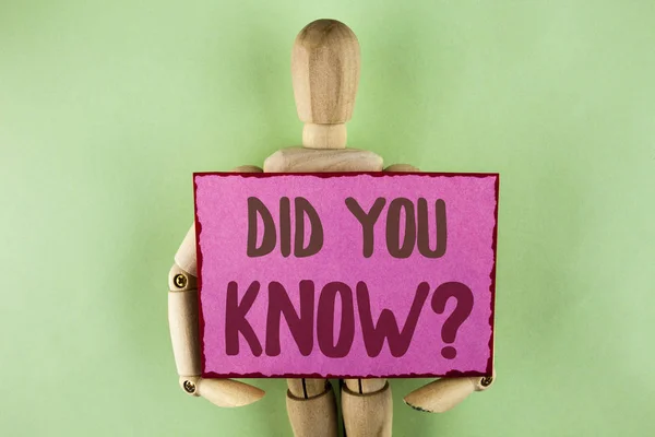 Text rukopisu psaní udělal jste znát otázku. Koncept význam ptát fakta informace Trivia konkurence na papíře s poznámkou drží dřevěnou hračku robota na jednoduché pozadí. — Stock fotografie