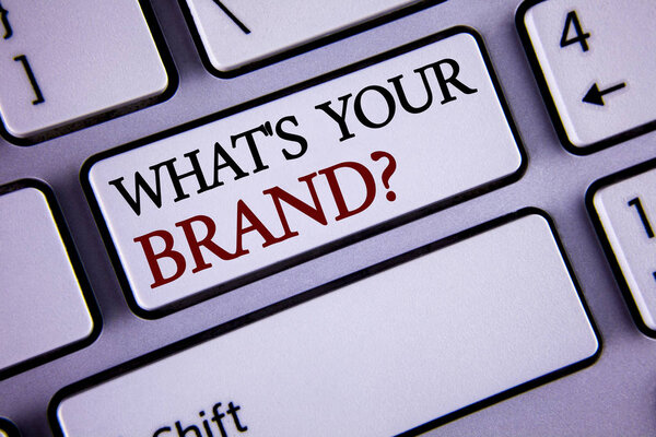 Написание записки, показывающей, что ваш бренд вопрос. Деловая фотовыставка с вопросом о производителе вашей компании или модели, написанной на белой клавиатуре с копировальным пространством
.