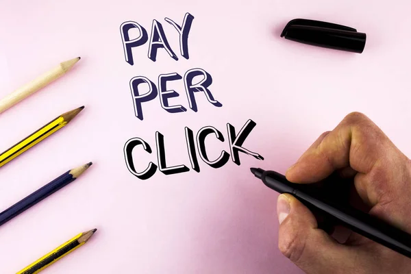 Word Pay Per Click tekst schrijven. Businessconcept voor krijg geld van bezoekers advertenties reclame Seo Marketing geschreven door Man op effen achtergrond houden Marker potloden ernaast. — Stockfoto