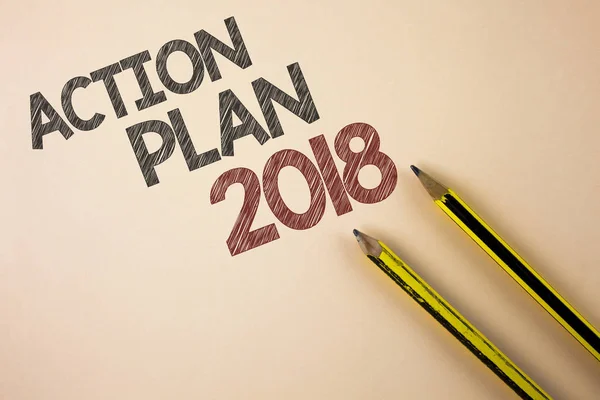 Writing Obs visar Action Plan 2018. Företag foto skylta att göra-lista i nyår nyår resolution mål mål skriven på enkel bakgrund pennor bredvid den. — Stockfoto