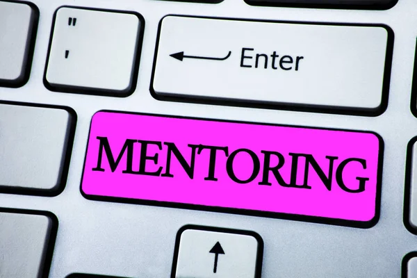 Signo de texto que muestra Mentoring. Foto conceptual Para dar consejos o apoyo a una persona más joven con menos experiencia escrita en Pink Key Button en White Keyboard con espacio para copiar. Vista superior . — Foto de Stock