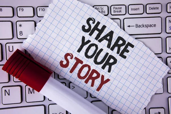 Conceptuele hand schrijven weergegeven: Share Your Story. Zakelijke foto tekst Tell persoonlijke ervaringen praten over jezelf verhalen geschreven op scheuren notebookpapier op het markeerteken van de Laptop ernaast geplaatst.. — Stockfoto