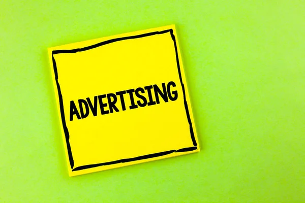 A kézírás szöveg reklám. Fogalma azt jelenti, hogy elérje a világ branding, a digitális marketing optimization írt a sárga ragadós jegyzék könyv a sima háttérben. — Stock Fotó