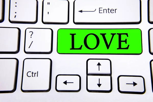 Написання тексту "Любов". Бізнес-концепція для інтенсивного відчуття глибокої прихильності Романтична сексуальна прихильність Відносини написані на зеленій кнопці клавіатури на білій клавіатурі з копіювальним простором. Вид зверху . — стокове фото