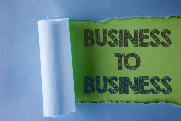 Konzeptionelle Handschrift, die Business to Business zeigt. Business Foto Text Arbeit Boden Geschäftsmann beschäftigt harte Arbeit aufhören zu spielen geschrieben unter Tränenfaltpapier auf schlichtem grünen Hintergrund. — Stockfoto