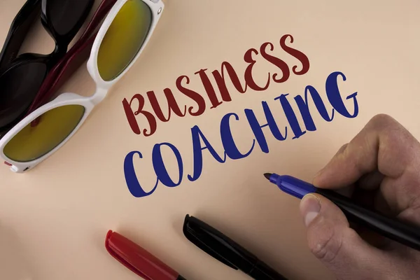 Sinal de texto mostrando Business Coaching. Consultoria de fotografia conceitual especialista em seu campo Melhoria da experiência escrita por Man no fundo liso segurando Marker Sun Glasses e marcadores ao lado dele — Fotografia de Stock