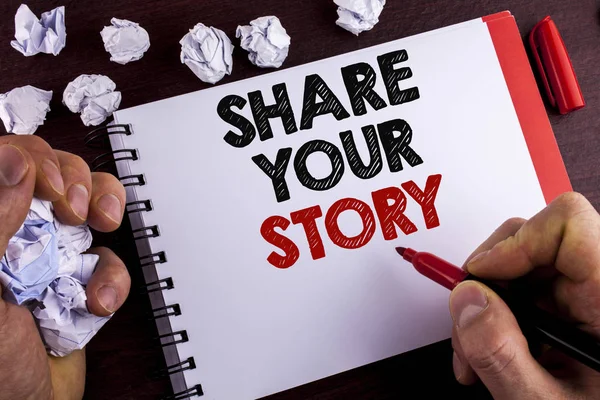 Scrittura concettuale a mano che mostra Share Your Story. Business photo text Racconta esperienze personali parla di te Storytelling scritto da Uomo su Blocco note su sfondo di legno Marker Paper Balls — Foto Stock