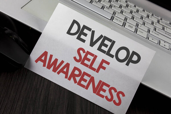 Написание заметки, показывающей развитие самосознания. Деловая фотовыставка улучшит Ваши информационные данные об окружающих событиях, написанные на белой бумаге с липкими нотами, размещенной на деревянной мышке настольного ноутбука
