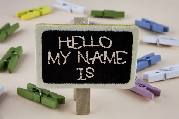 Scrittura concettuale a mano che mostra Hello My Name Is. Business photo showcase meeting someone new Introduzione Intervista Presentazione scritta su Wooden Notice Board plain background Clip di legno — Foto Stock