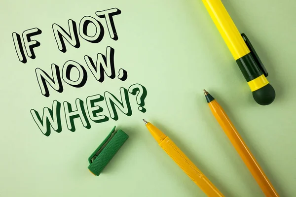 Слово писать текст, если не сейчас, когда вопрос. Бизнес-концепция для того, чтобы спросить о сроках и планах Сделать список, написанный на зеленом фоне Ручками рядом с ним . — стоковое фото