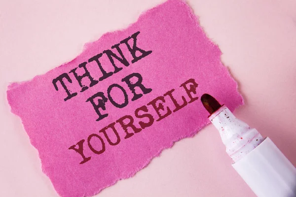 Λέξη σύνταξη κειμένου σκέφτονται για τον εαυτό σας. Έχουν επιχειρηματική ιδέα για μια ανεξάρτητη μυαλό στάση κάνει τις αποφάσεις σας γραμμένο σε δάκρυ ροζ κολλώδη σημείωση χαρτί σε ροζ φόντο δείκτης δίπλα. — Φωτογραφία Αρχείου