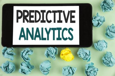 Kavramsal el çözümlemelerini gösterilen yazma. İş fotoğraf metin performans istatistiksel analiz cep telefonu ekran üzerinde düz arka plan kağıt topları yazılı tahmin yöntemi.