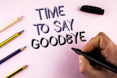 Metin yazma zamanı için Say Goodbye kelime. İş kavramı ayrılık anı bırakarak ayrılık elveda dilek düz arka plan yanında Marker Kalem tutan adam tarafından yazıldı sona erdirmek için.