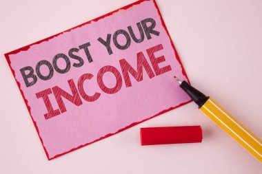 Boost Your gelir gösterilen metin işareti. Kavramsal fotoğraf geliştirmek senin ödeme Freelancing Part time iş düz arka plan kalem yanındaki pembe bir yapışkan not kağıdına yazılı geliştirmek.