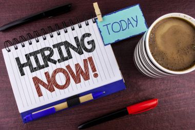 Metin yazma iş fırsatları şimdi motivasyon Arama kelime. İş kavramı işgücü istedim yeni çalışanlar not etmek üstünde ahşap arka plan bugün küçük kalem Marker kahve fincanı üzerinde yazılı işe alım için