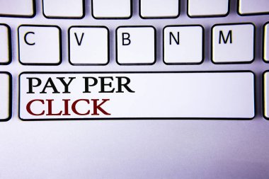 Pay Per Click gösterilen not yazma. Reklamlar Reklam Seo pazarlama beyaz klavye anahtar kopyalama alanı en iyi manzaralı yazılı ziyaretçilerden para almak showcasing iş fotoğraf.