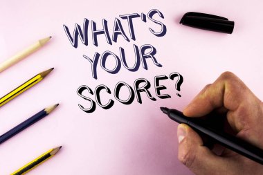 Word metin ne olduğunu Your puanı soru yazma. İş kavramı söyle kişisel bireysel değerlendirme ortalama adam tarafından yanında Marker Kalem tutan düz arka plan üzerinde yazılmış sonuçları için.