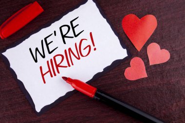 Kavramsal el vardır işe motivasyonel dediğimiz gösterilen yazma. İş fotoğraf metin işgücü istedim yeni çalışanlar ahşap arka plan Marker yapışkan not kağıdına ve kalpleri yazılı işe alım