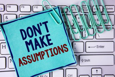 Word metin yazma varsayımlar yapmak yapmak. İş kavramı için tahmin ipucu alternatif gerçekler yapışkan not kağıdına yazılı olmadan gelecekteki olaylar yanında beyaz klavye kağıt çivi üzerine yerleştirilen.