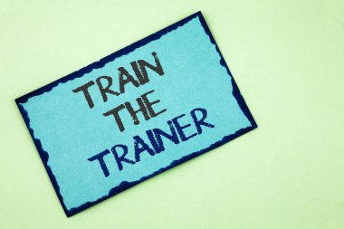 Kavramsal el tren eğitmen gösterilen yazma. İş fotoğraf metin öğrenme tekniği öğretmenler kendileri yapışkan not kağıdına düz arka plan üzerinde yazılı olan öğrenciler.