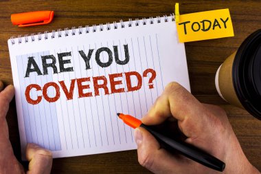 Are sen kaplı soru gösterilen metin işareti. Kavramsal fotoğraf Marker ahşap arka plan bugün Kupası ve küçük not etmek üstünde adam tarafından yazılı bildirimi sigorta sağlık hakkında soran.