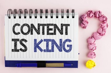 El yazısı metin içerik kral olduğunu. Kavram anlam makaleler veya mesaj başarı reklam yazılı defter kitap yanındaki kalem sormak için düz arka plan üzerinde garanti edemez.